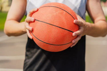 Jak vybrat basketbalový míč